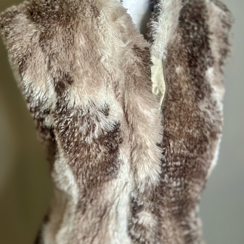 🍒Brown and Cream Faux Fur Vest - Picture 3 of 7
